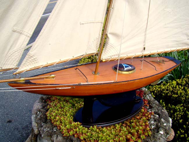 A 1930's 'style' gaff rigged racing model Pond Boat — image 2